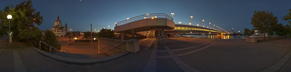 Reichsbrücke bei Nacht - Wien