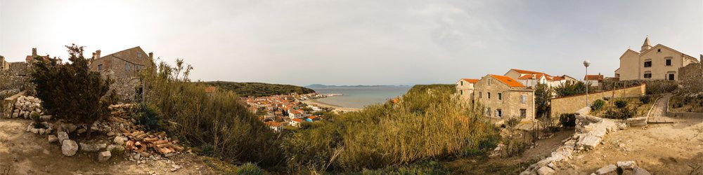 Susak: Blick vom oberen Ortsteil auf den Hafen - Kroatien