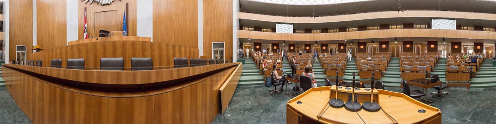 Parlament: am Rednerpult im Sitzungssaal des Nationalrats - Historisch,Wien: Parlament