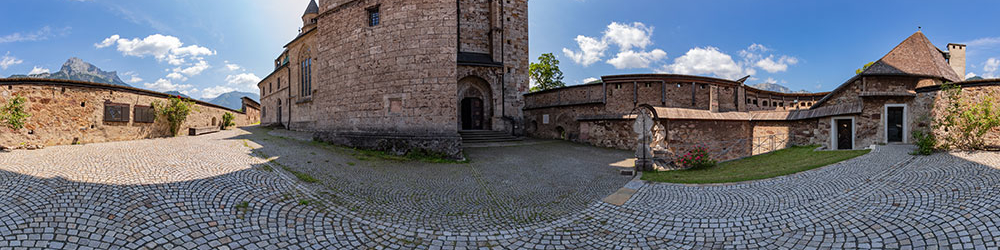 Eisenerz: Kirchenburg St. Oswald beim Kirchturm - Steiermark